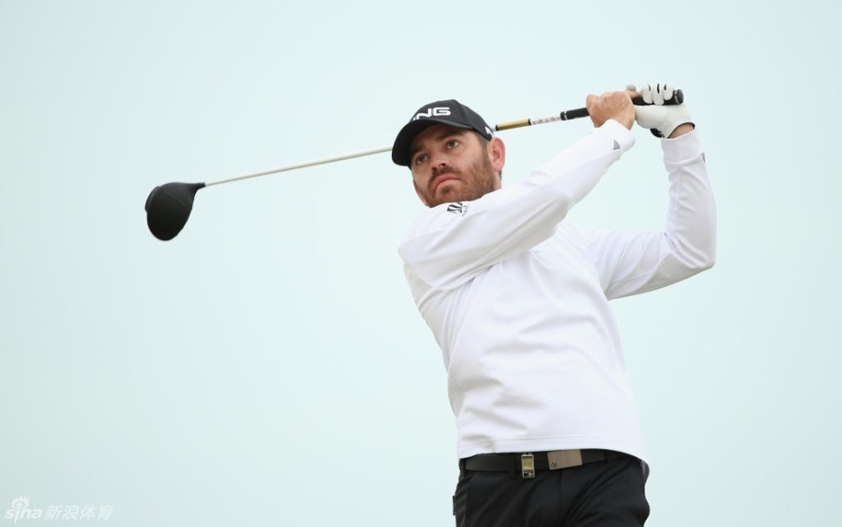 赛场精彩瞬间：一位球员在沙坑中成功救球后，沙粒飞扬，画面充满动感与张力。