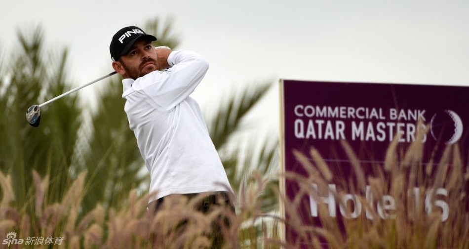 老将保罗·劳列在比赛中稳健推杆，其经典的姿态展现了高尔夫运动的优雅与从容。