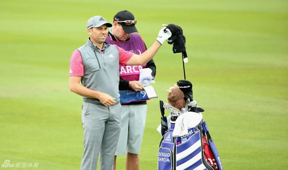 西班牙名将塞尔吉奥·加西亚在比赛中与同组球员交流，展现其丰富的赛场经验。