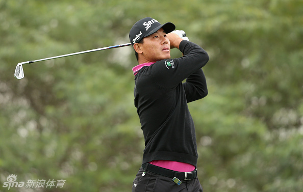 南非名将路易·乌修仁在卡塔尔大师赛首轮比赛中，神情专注地凝视球道，准备关键一击。