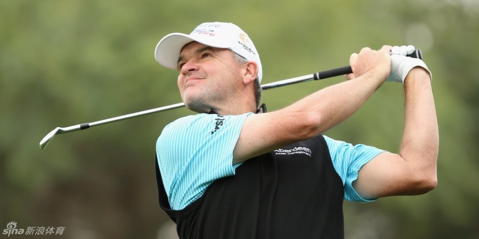 卡塔尔大师赛首轮比赛现场，观众在优美的球场环境中驻足观看，气氛热烈而有序。