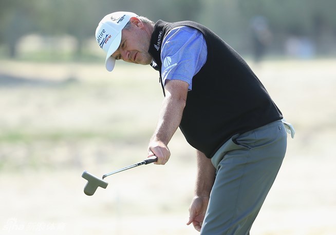 ‘大易哥’厄尼·埃尔斯在卡塔尔大师赛上优雅挥杆，其经典动作仿佛让时光静止，展现不朽的球王风范。