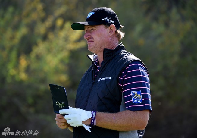 南非名将乔治·坎瑟亚在球道上观察球路，凝神思考下一杆的策略，阳光洒在他身上显得格外专注。