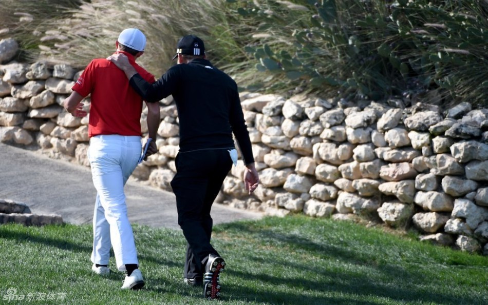 赛场上出现温馨一幕：加西亚与同组球手马修·菲茨帕特里克在球道上并肩而行，似在亲切交流，分享对战局的理解。