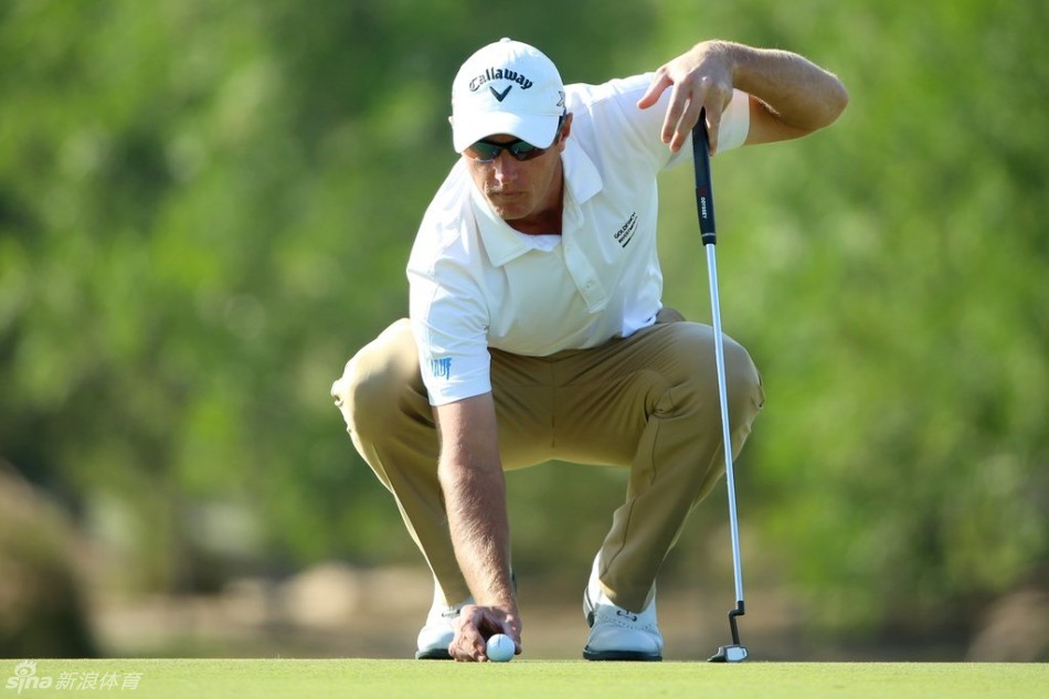 比利时名将尼克拉斯·考赛茨挥杆瞬间，其标志性的强力开球动作充满爆发力，尽显‘大炮’本色。