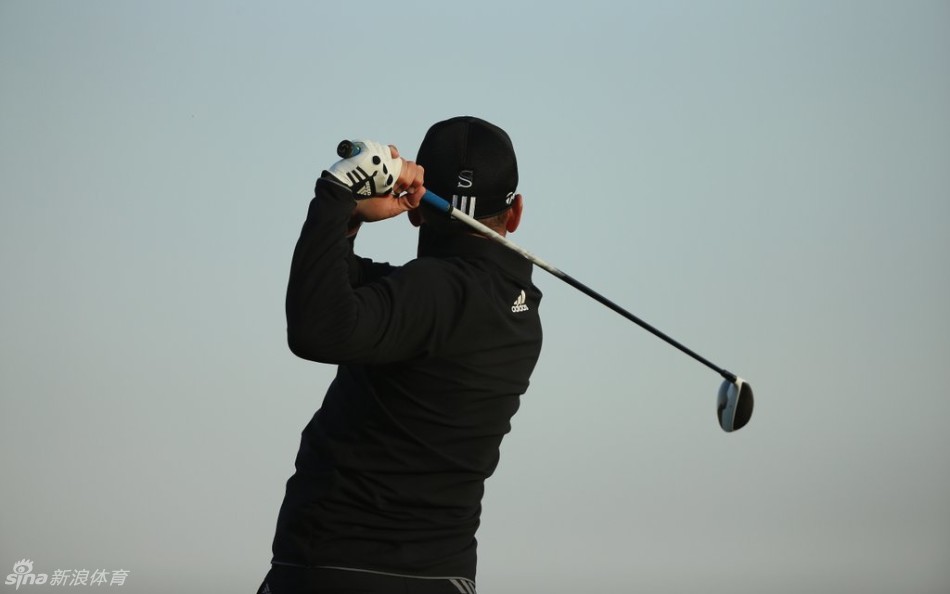 加西亚在沙坑中救球，神情专注，沙砾飞扬的瞬间定格了他精湛的短杆技术与临危不乱的心态。