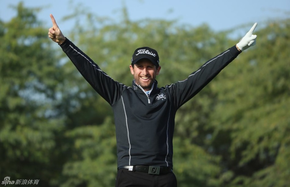 西班牙名将加西亚在多哈的阳光下全神贯注，准备开出决定性的一球，其姿态充满力量与决心。