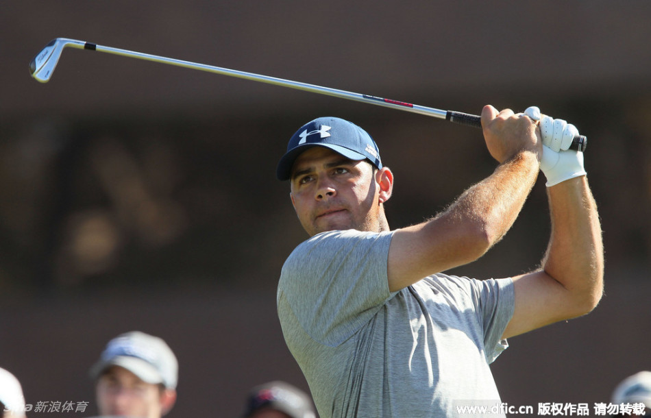 吉米·沃克尔在决赛轮中全神贯注,他的经典挥杆姿势在阳光下定格,充满了力量与平衡之美。