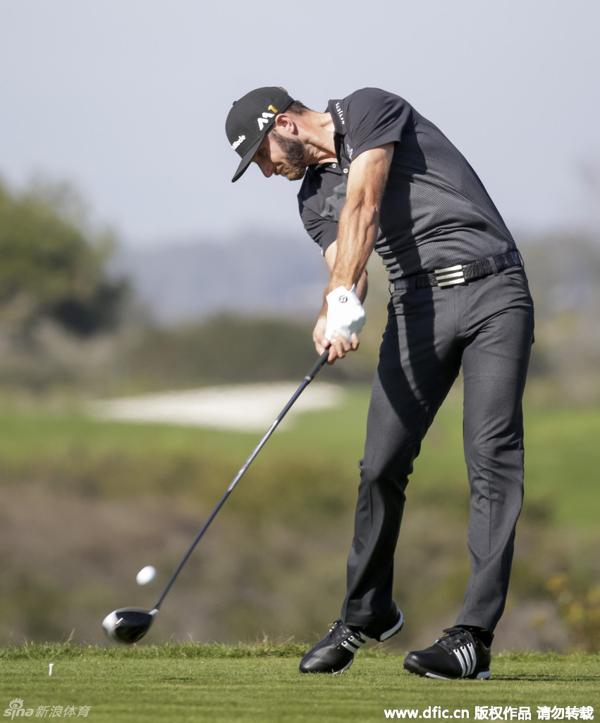 并列领先者们在记分牌前驻足,阳光将他们的身影拉长,空气中弥漫着大赛前既紧张又期待的氛围。