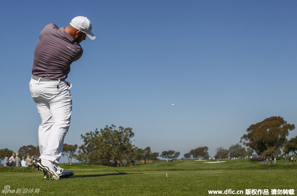 达斯汀·约翰逊的挥杆剪影,充满了现代力量感,肌肉线条在逆光中如同蓄势待发的弓箭。