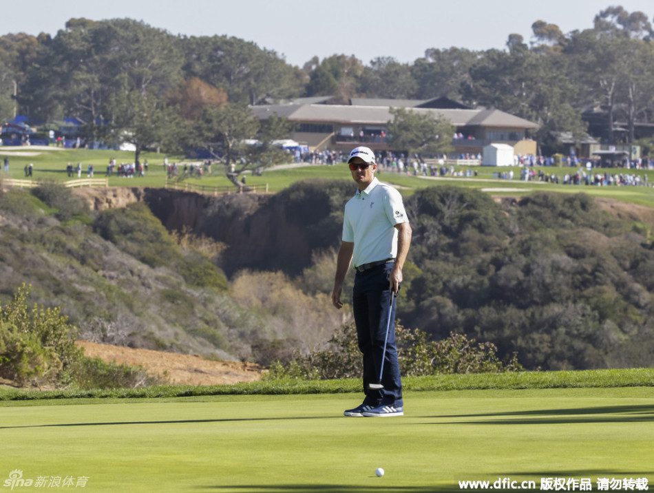 米克尔森在树林中审慎地观察救球路线,他专注的眼神和谨慎的姿势,展现了顶级球员处理困境时的智慧。