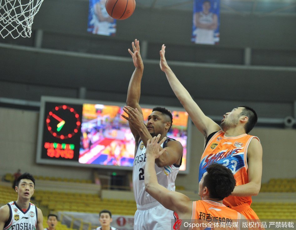 贝尼蒙如猎豹般敏捷，在重重防线中腾空而起，冷静上篮撕裂上海队防守网