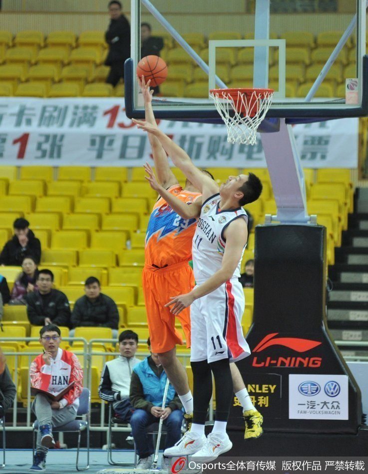 张兆旭高高跃起，以一记势大力沉的单手劈扣终结进攻，长臂舒展尽显内线屏障的威力