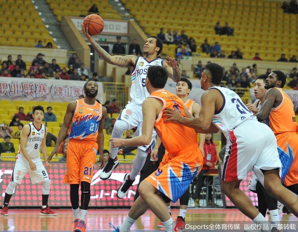 布朗如闪电般持球反击，身形矫健如流星划过，面对空篮轻松上演飞身上篮好戏