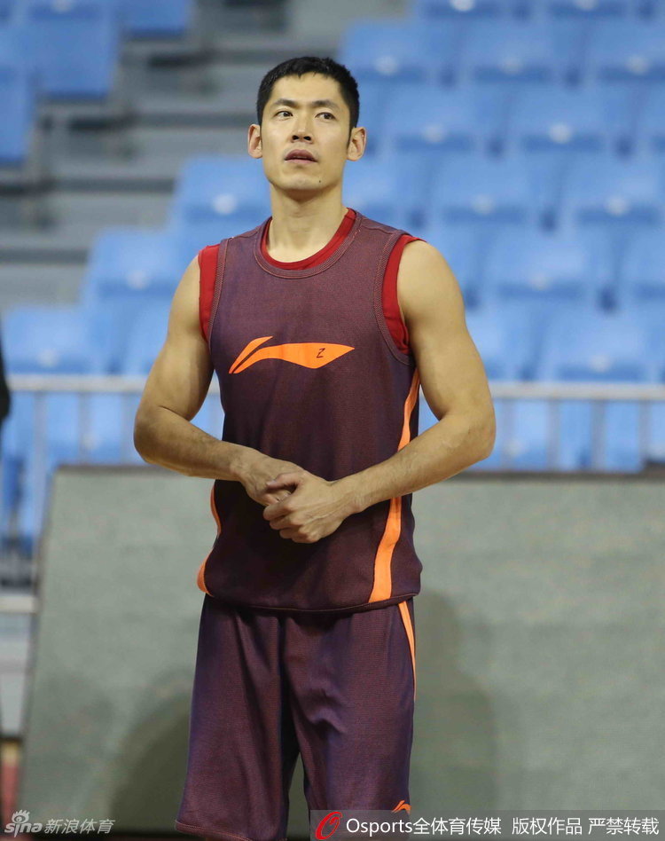 莫里斯在训练中一丝不苟地练习着拿手的中距离跳投，篮球应声入网，节奏依旧，此刻的他正为即将与奥登的硬仗积蓄能量。