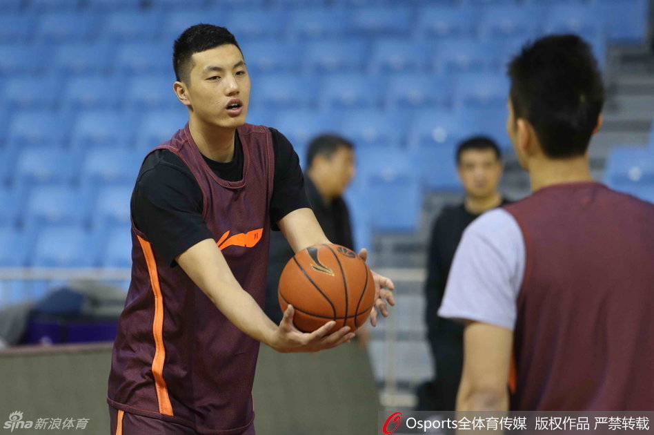 闵鹿蕾双手插兜站在场边，目光深邃地注视着球场上的每一个细节，寒冷的天气与球队的困境让他紧锁眉头，脑海中不断盘算着接下来的战术变化。