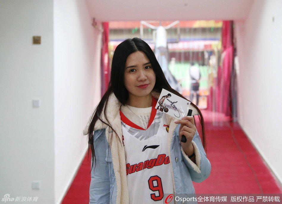 朱芳雨穿着训练服与年轻队友有说有笑地进行折返跑热身，他那标志性的笑脸仿佛在告诉后辈，放松心态才能发挥出最佳水平。