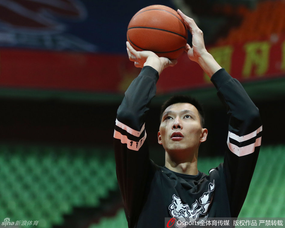 易建联目光如炬，在训练馆里高高跃起，篮球划出一道完美的弧线空心入网，仿佛退役后身材保持得比球员时期更加精悍。