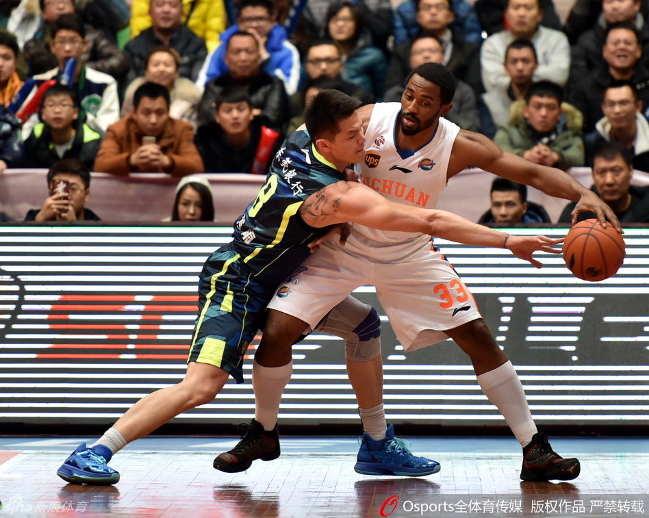 广东队射手孟达眼神坚毅，他张开双臂，像牛皮糖一样死死缠住周鹏，不给他任何轻松接球投篮的机会，防守动作强硬而干净。