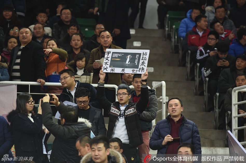 在球迷山呼海啸的助威声中，山西队外援如同出膛的炮弹一般突破上篮，虽然核心队长被禁赛，但球队的斗志反而被球迷的标语彻底激发。