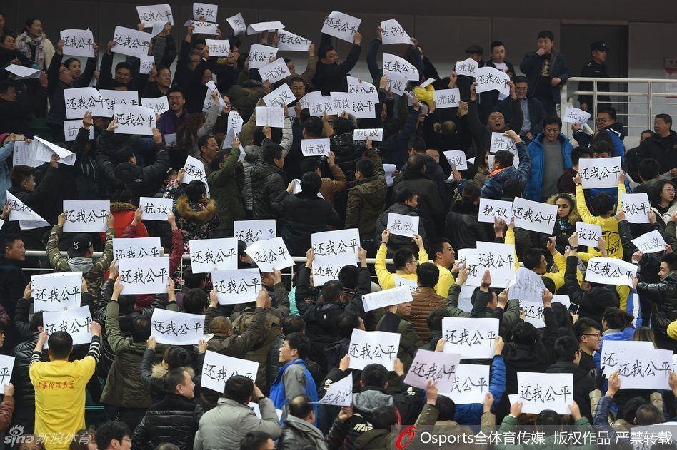 比赛尘埃落定，看台上的标语渐渐被收起，但那份对球队深沉的爱与对公平的渴望，依然随着退场的人流久久回荡在球馆上空，久久不散。