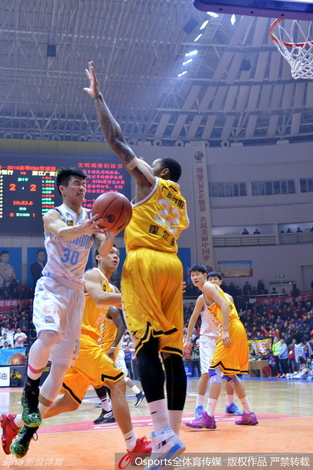 周琦在激烈拼抢后从容整理护具，眼神坚毅地望向球场，大魔王的沉稳气场尽显无疑。