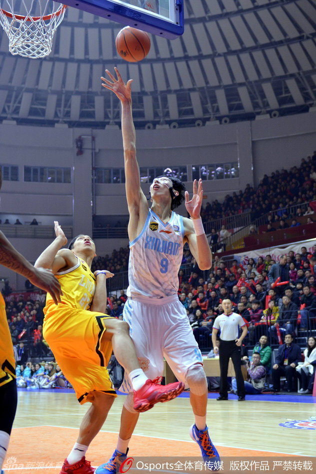 小诸葛李秋平场边运筹帷幄，与裁判据理力争，每一个手势都透露出冠军教头的威严。