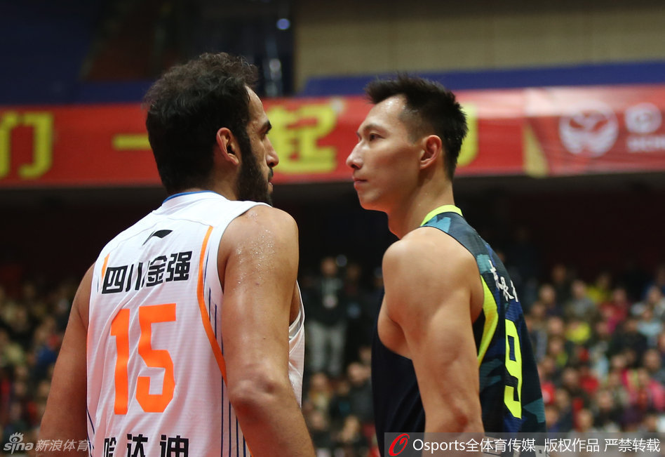 在教练和队友的持续沟通下，两人的情绪才逐渐平复。他们隔着人群，用手指着对方，进行着最后的言语交锋，仿佛在为这次冲突画上一个暂时的句号，也为下一次对决埋下伏笔。