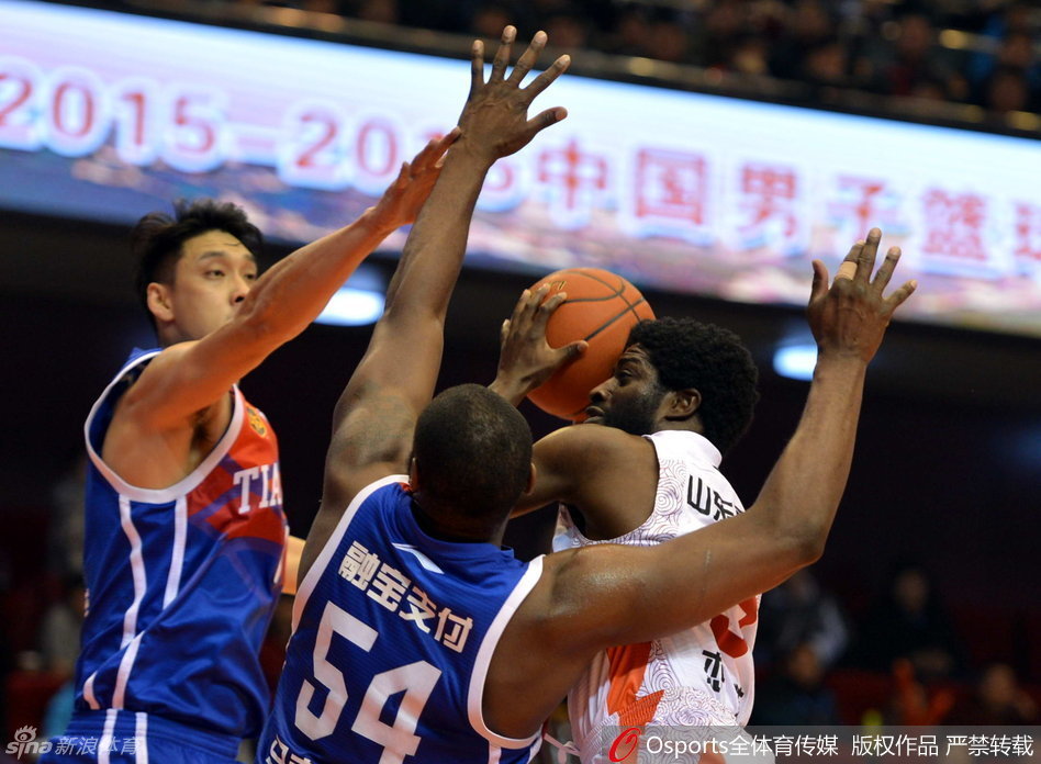 富兰克林单手劈扣，眼神中充满舍我其谁的霸气