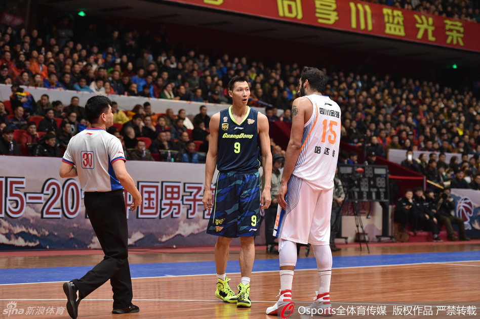 眼看冲突即将失控，当值裁判毫不犹豫地冲入两人中间，张开双臂隔开两位怒发冲冠的巨人，脸上写满了紧张与坚定，试图用身体筑起一道防线。