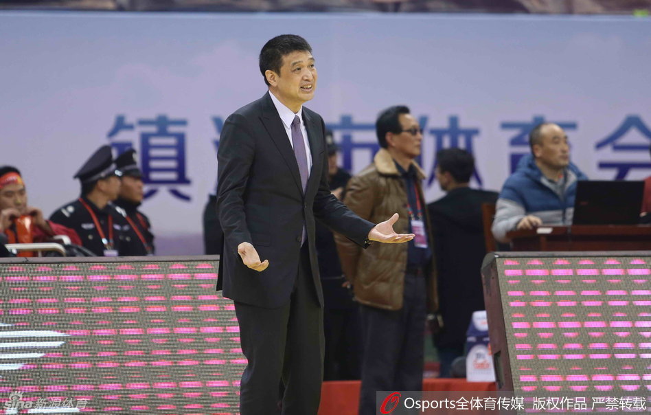 吉喆高高跃起单臂将球砸进篮筐，身后追防的江苏球员面露无奈，整个球馆为之沸腾。