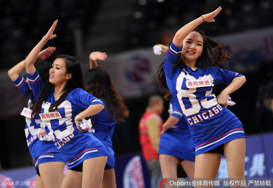 俏皮可爱的啦啦队女孩嘟嘴卖萌，黑色底裤衬托出白皙的长腿，在活泼可人的表情管理中依然保持着专业舞者的优美姿态