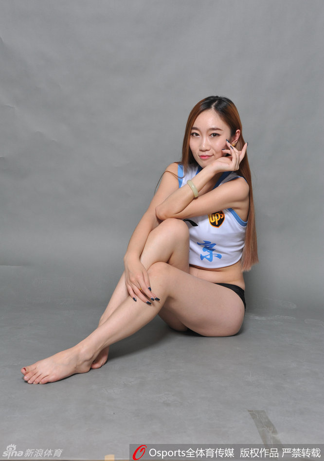 表演结束后，一位啦啦队员面对镜头挥手致意，她的额头上还挂着汗珠，但笑容依旧甜美动人，眼中闪烁着对北京男篮最纯粹的支持与期待。