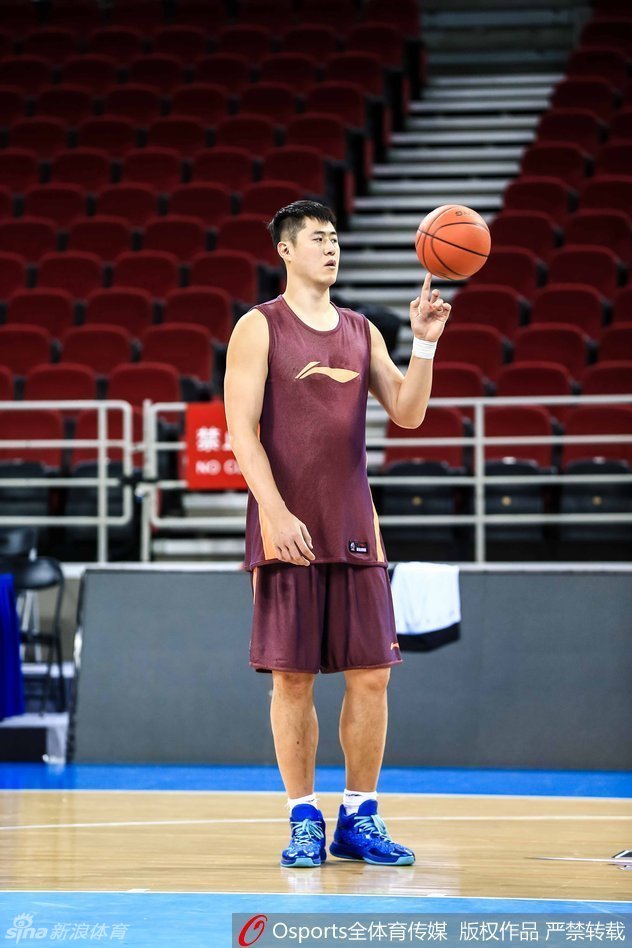 “张三疯”领衔热身，张庆鹏手起刀落，三分线外箭箭穿心，瞬间点燃球馆备战热情