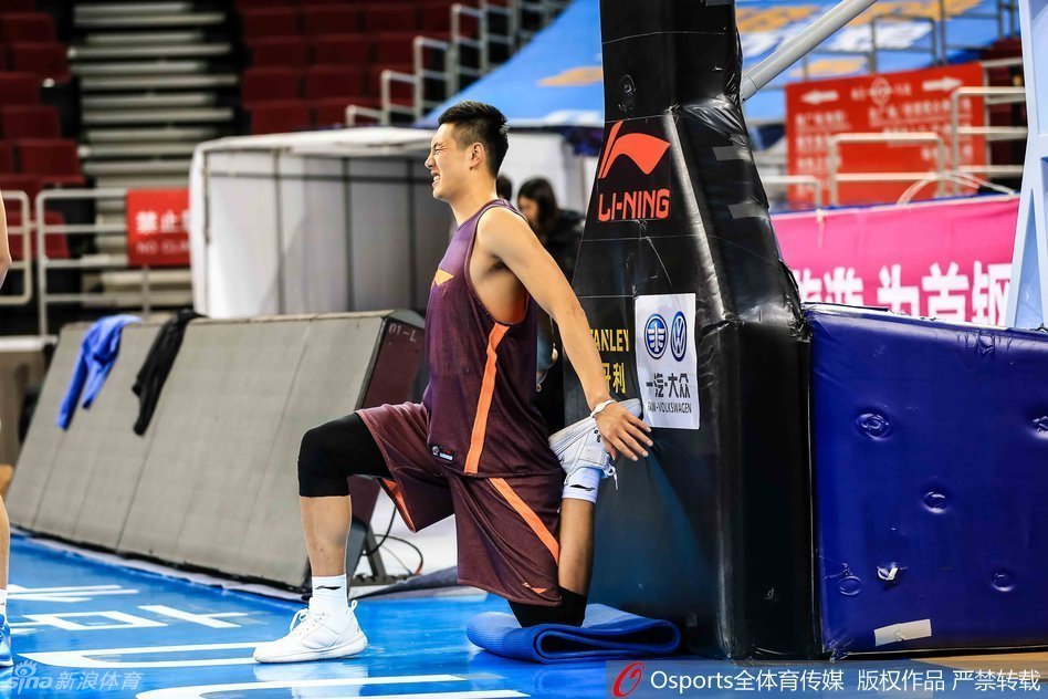 铁帅闵鹿蕾场边驻足，面对镜头指点江山，严肃部署针对四川三外援的杀招战术