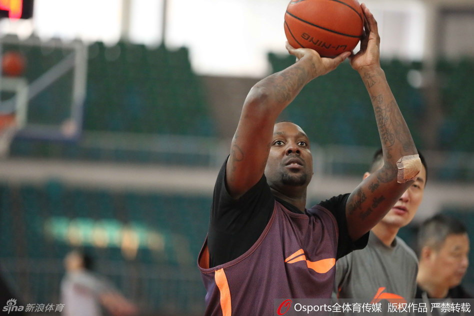 李根在底角连续命中三分后握拳轻吼，手臂肌肉线条分明，脸上写满了自信，仿佛在宣告自己就是球队最值得信赖的板凳匪徒。