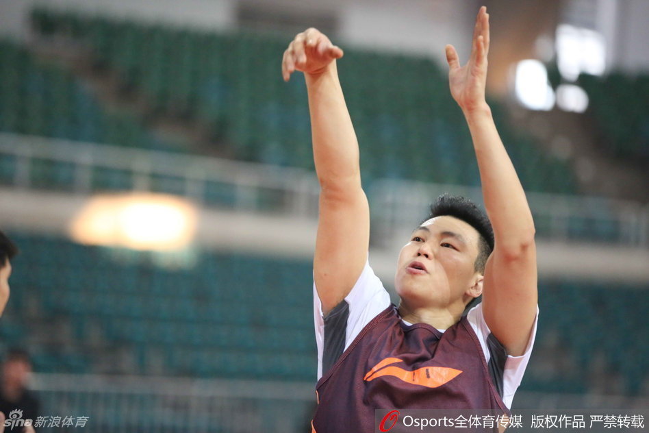 素以铁血防守著称的西热力江在热身时目光如炬，紧咬嘴唇，额头渗出细密汗珠，那股不服輸的拼劲仿佛能穿透照片直抵人心。