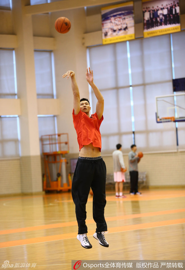 易建联训练间歇掀起球衣，巧克力般的腹肌线条分明，强悍的身体素质一览无余