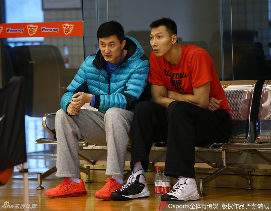 主帅杜锋将易建联拉到一旁，手指场地反复叮嘱防守站位，阿联认真倾听