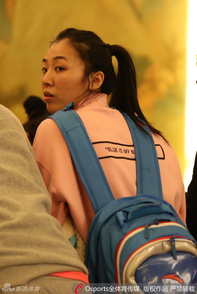 女篮队员们抵达赛区，程凤背着双肩包走下大巴车，神情专注而坚定