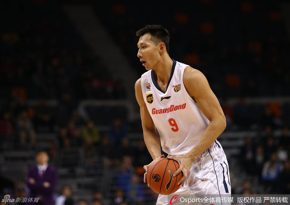 面对伊朗外援巴赫拉米的贴身紧逼，队长周鹏毫无惧色，他双手持球，肌肉紧绷，一次激烈的锋线博弈即将上演。