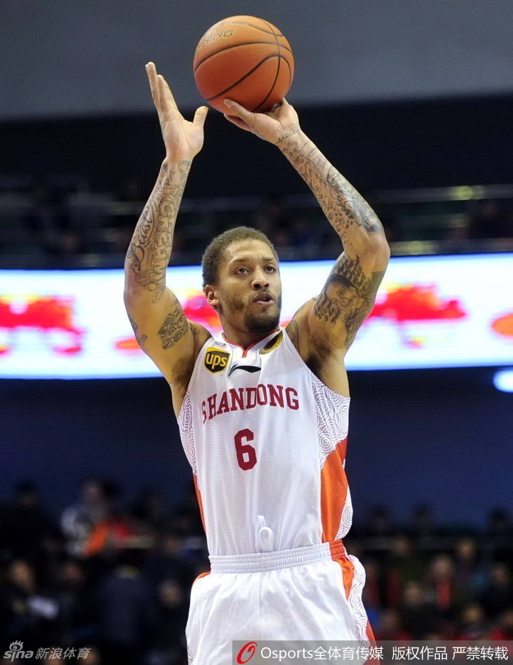 比斯利犹如天外飞仙，单臂擎天，篮球在他巨大的手掌中仿佛停滞了时间，队友纷纷拉开，静待这位得分机器的单挑时刻。