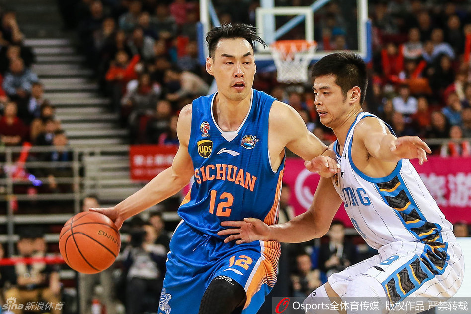 马布里与队友张松涛用力击掌，兄弟情深，在逆境中相互扶持，传递着唯有冠军才懂的默契与信任。