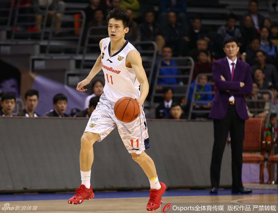 易建联在对手严密包夹下强行起跳，以一记势大力沉的单手劈扣终结进攻，整个篮筐都在他的怒火下颤抖。