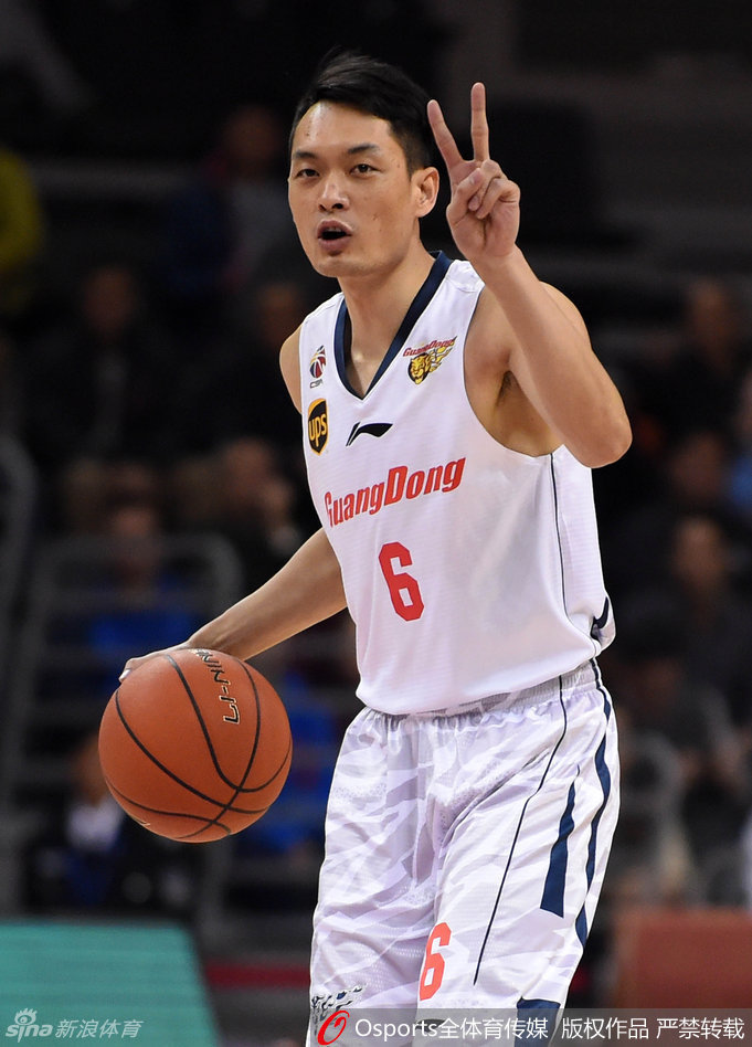 尽管比分落后，局势严峻，但陈江华依然沉着冷静地运球过半场，他的手势指挥着队友们进行最后的战术跑位。