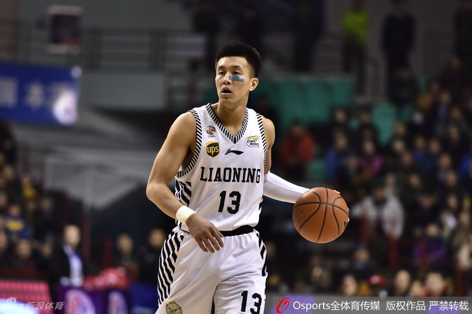 韩德君腾空而起，单手将球砸入篮筐，对手只能无奈仰望