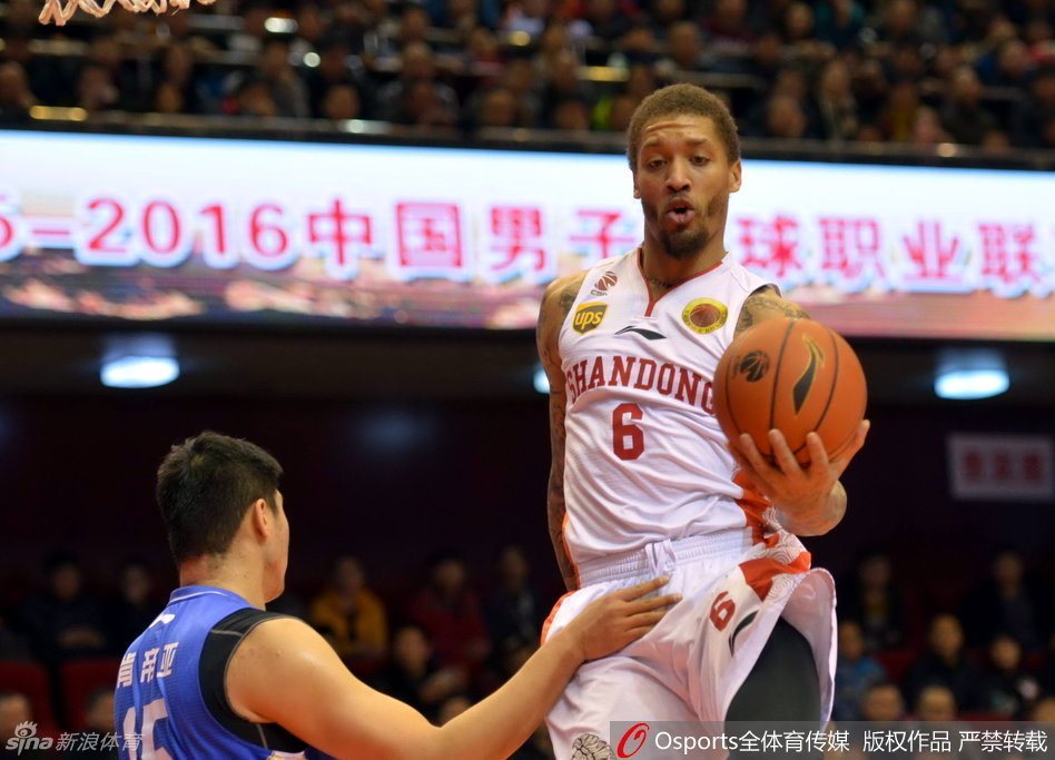 奥登大帝镇守篮下，长臂遮天蔽日，像一座无法逾越的山峰，让山东队的突破手们感受到了绝望的压迫感。