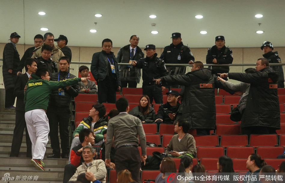 风波过后，看台上留下了一片狼藉，散落的纸张和杂物见证了刚刚的混乱。一名安保人员独自站在空荡荡的台阶上，背对镜头，望着远处还未完全散去的球迷，他的身影在空旷的看台衬托下，显得格外寂寥。