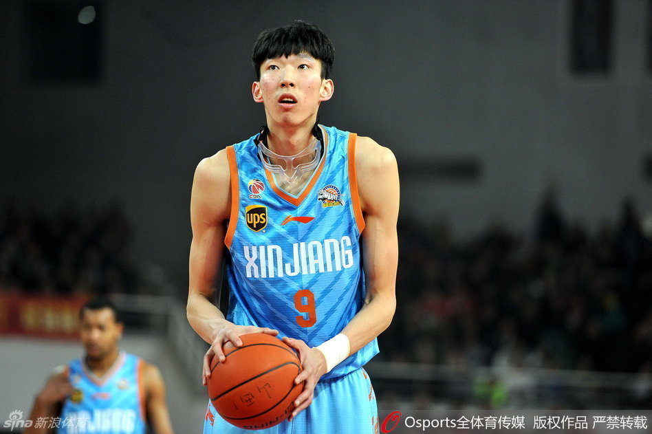 山西队外援富兰克林在新疆队严密的包夹防守下，如闪电般撕裂防线，高高跃起完成单手战斧暴扣，点燃了全场球迷的热情。