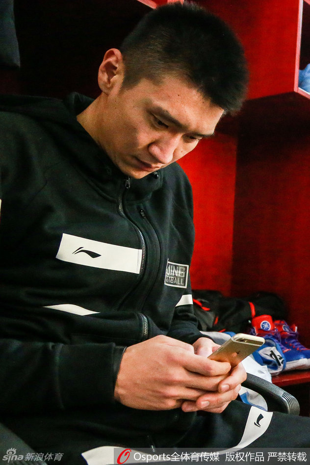 比赛结束后，一身便装的孙悦独自现身球场，眼神中透露出焦急与渴望，他抬头望向大屏幕上的比分，恨不能披挂上阵，与队友们一起度过这个难关。